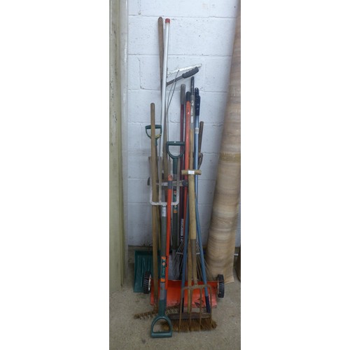 5212 - A bundle of approximately 21 garden tools including brushes, rakes, spades, snow scope, etc.