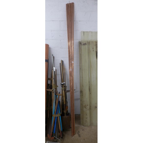 5214 - Eleven 22mm copper pipes and one 22mm copper pipe off-cut