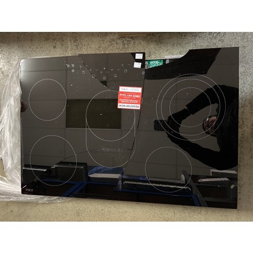 4085 - 5 x Glass electric hobs to include Bosch, Beko and CDA (Damaged) *This lot is subject to VAT