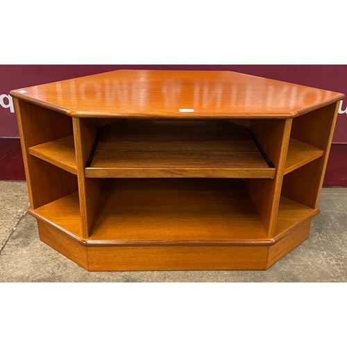 88 - A G-Plan teak media unit