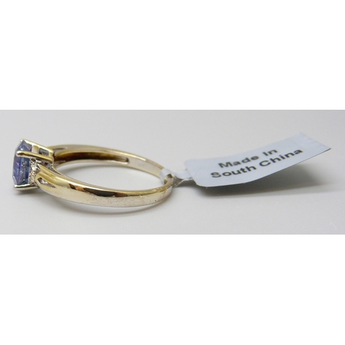 7006 - A TGGC silver gilt blue topaz solitaire ring, S