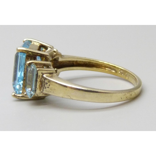 7008 - A silver gilt emerald cut topaz ring, P/Q