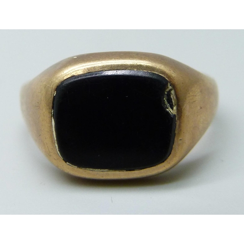 7018 - A 9ct gold onyx set signet ring, 6g, T