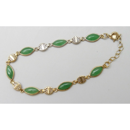 7025 - A silver gilt and jade set bracelet, 5.2g, 19.5cm