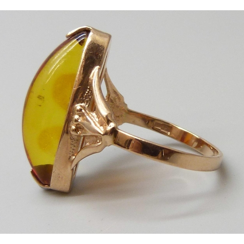 7028 - A Russian .583 gold amber set ring, 4g, O/P