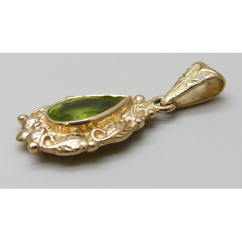 7029 - A 9ct gold and peridot pendant, 1.7g, 2.5cm