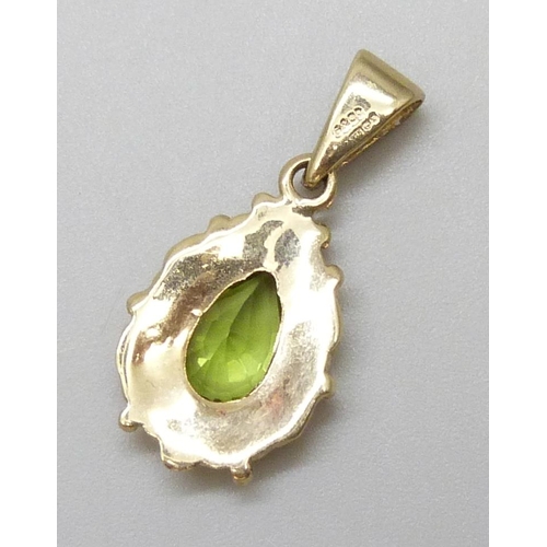 7029 - A 9ct gold and peridot pendant, 1.7g, 2.5cm