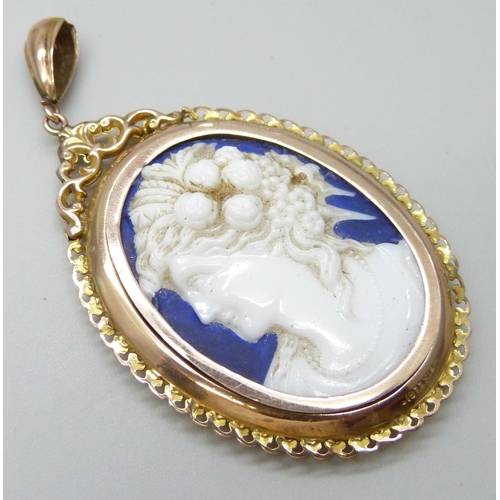 7031 - A 9ct gold mounted cameo pendant, 9.1g, 6cm including bale