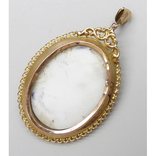 7031 - A 9ct gold mounted cameo pendant, 9.1g, 6cm including bale