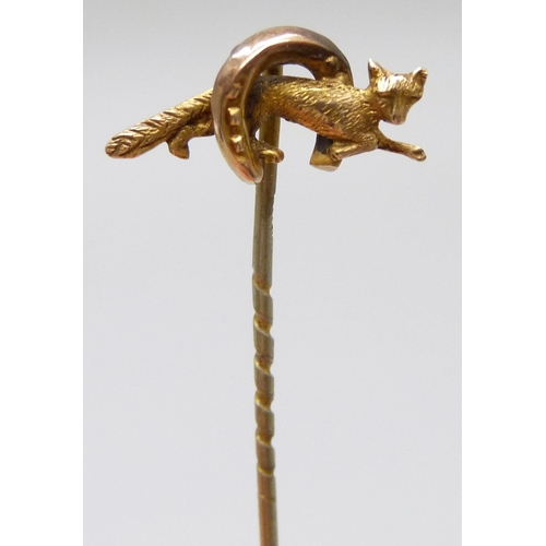 7036 - A 9ct gold topped stick pin in the form of a fox and horseshoe, 5cm, in a vintage box