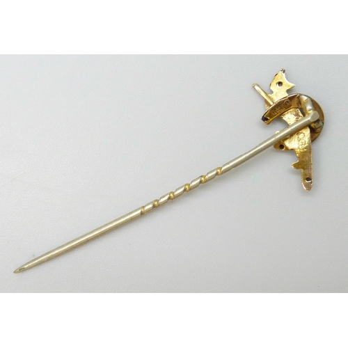 7036 - A 9ct gold topped stick pin in the form of a fox and horseshoe, 5cm, in a vintage box