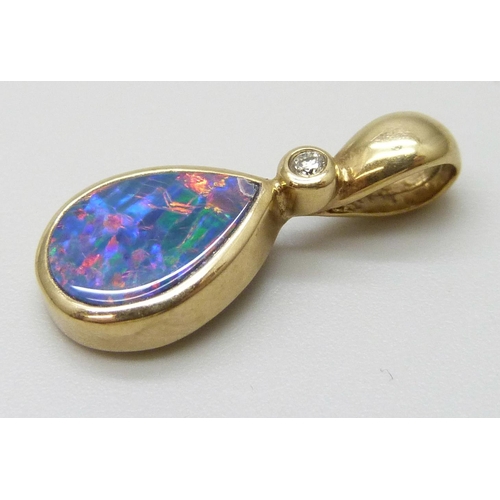 7040 - A 9ct gold, diamond and opal doublet pendant, 1.4g, 1.9cm