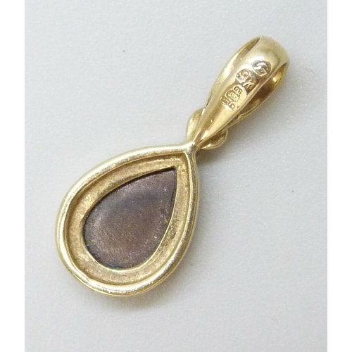 7040 - A 9ct gold, diamond and opal doublet pendant, 1.4g, 1.9cm