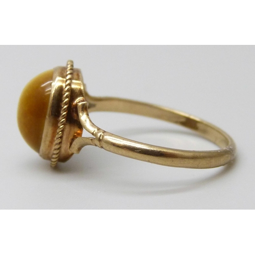 7042 - A 9ct gold set cat's eye ring, 2g, O