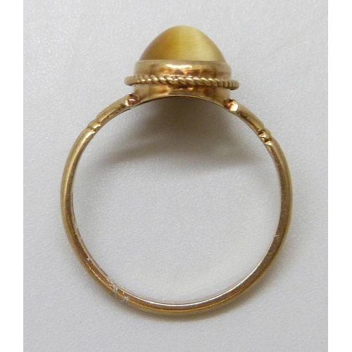 7042 - A 9ct gold set cat's eye ring, 2g, O