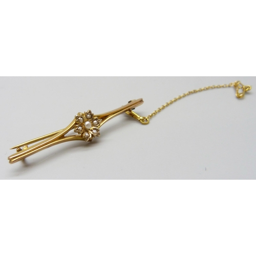 7062 - A 9ct gold and floral seed pearl set bar brooch, 2.1g, 4.4cm