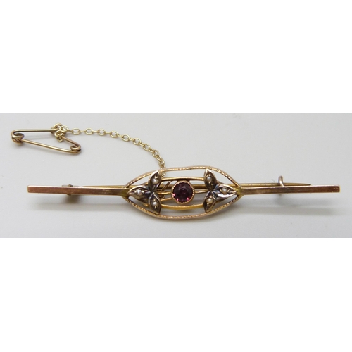 7067 - An Edwardian 9ct gold, garnet and pearl bar brooch, 2.7g, 5.6cm