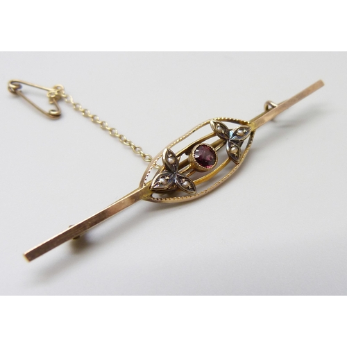 7067 - An Edwardian 9ct gold, garnet and pearl bar brooch, 2.7g, 5.6cm