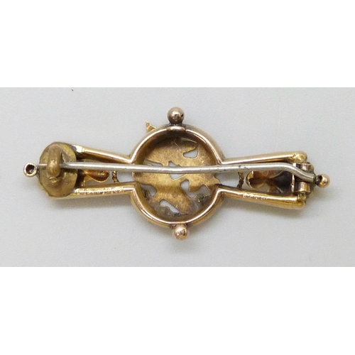 7068 - A Victorian 9ct gold brooch, base metal hook and pin, 2.2g, 3.8cm