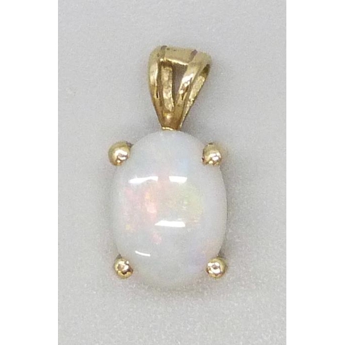 7069 - A 9k gold and opal pendant, 0.6g, 1.2cm