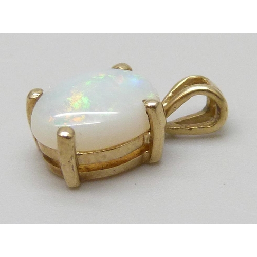 7069 - A 9k gold and opal pendant, 0.6g, 1.2cm