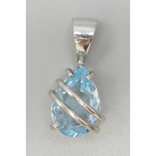 7071 - A 9ct white gold topaz set pendant, 1.2g, 1.4cm