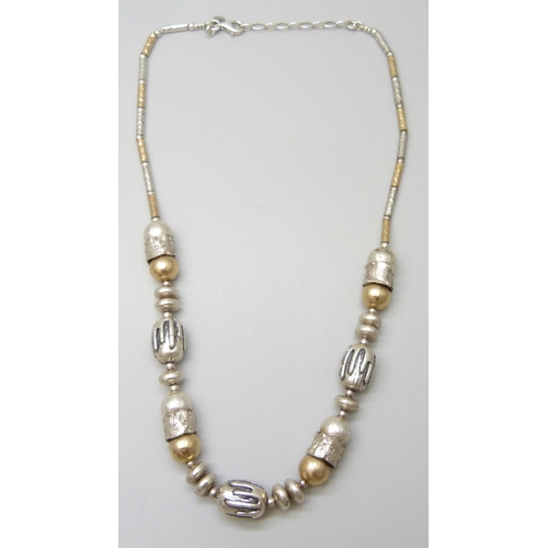 7073 - A silver designer style necklace, 31g, 47.5cm