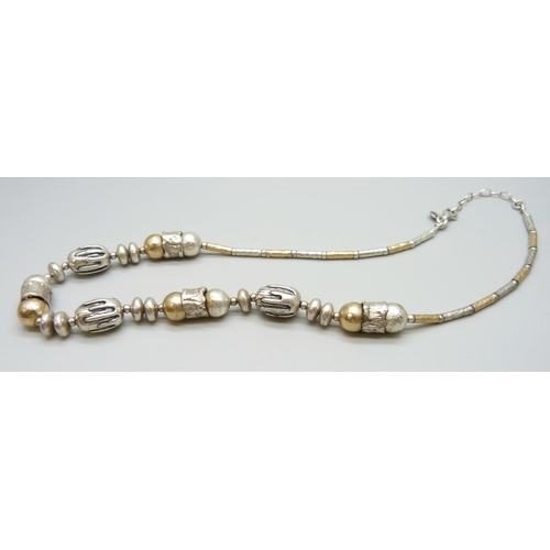 7073 - A silver designer style necklace, 31g, 47.5cm