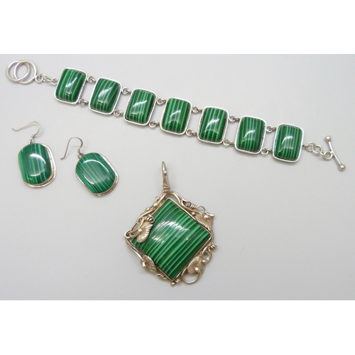 7074 - A silver mounted sliced malachite  jewellery set - bracelet, pendant and earrings, 69g total