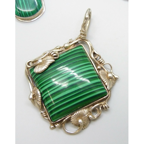 7074 - A silver mounted sliced malachite  jewellery set - bracelet, pendant and earrings, 69g total