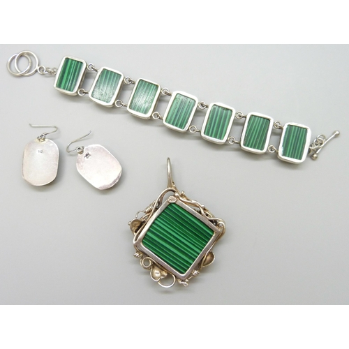 7074 - A silver mounted sliced malachite  jewellery set - bracelet, pendant and earrings, 69g total