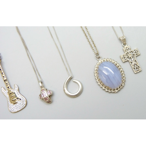 7077 - Six silver pendants and chains, 32g