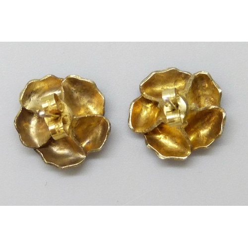 7085 - A pair of gilt metal enamelled flower earrings, 1.4cm