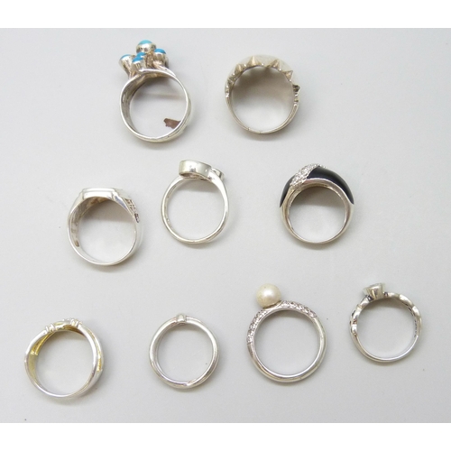 7089 - Eight silver rings and a white metal ring, 48g