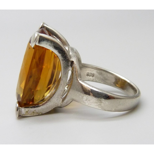 7090 - A large silver citrine set ring, 12g, P/Q, stone 2.2 x 1.7cm