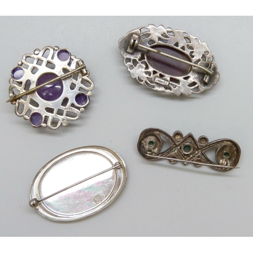 7105 - Three silver brooches including a .835 example, together with a white metal chrysoprase set brooch, ... 