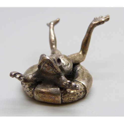 7106 - A silver model of a frog on a lifebuoy, 16g, 3.5cm