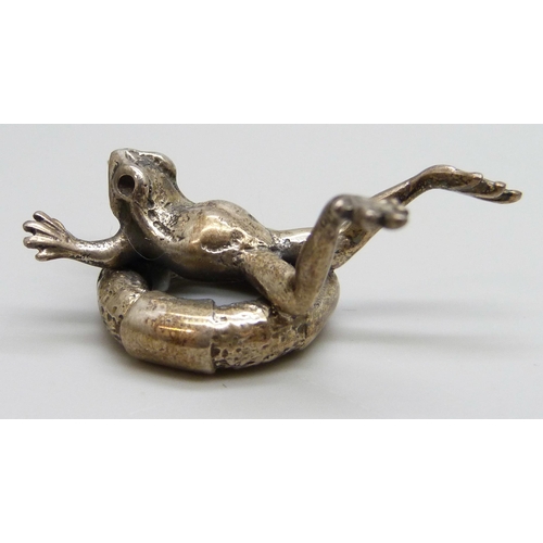 7106 - A silver model of a frog on a lifebuoy, 16g, 3.5cm