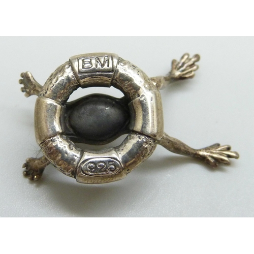 7106 - A silver model of a frog on a lifebuoy, 16g, 3.5cm