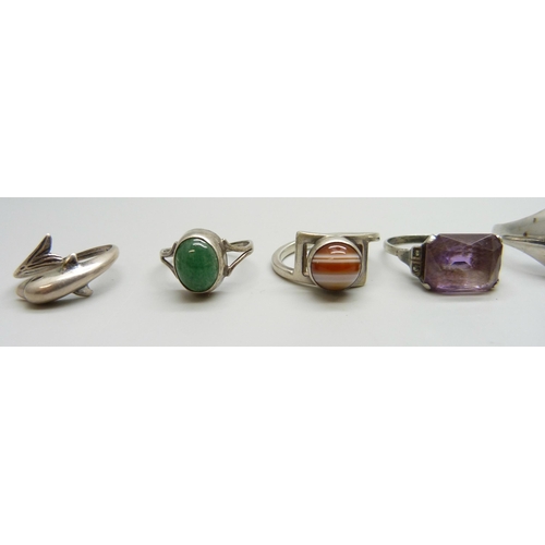 7108 - Ten silver rings including an agate set Malcolm Gray example, 29g