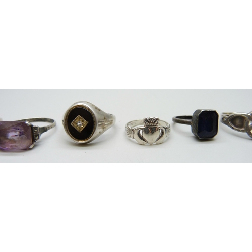 7108 - Ten silver rings including an agate set Malcolm Gray example, 29g