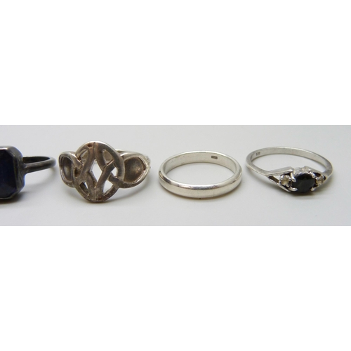 7108 - Ten silver rings including an agate set Malcolm Gray example, 29g