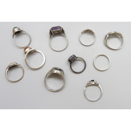 7108 - Ten silver rings including an agate set Malcolm Gray example, 29g