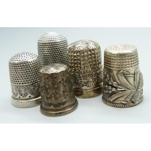 7123 - Five silver thimbles, 24g