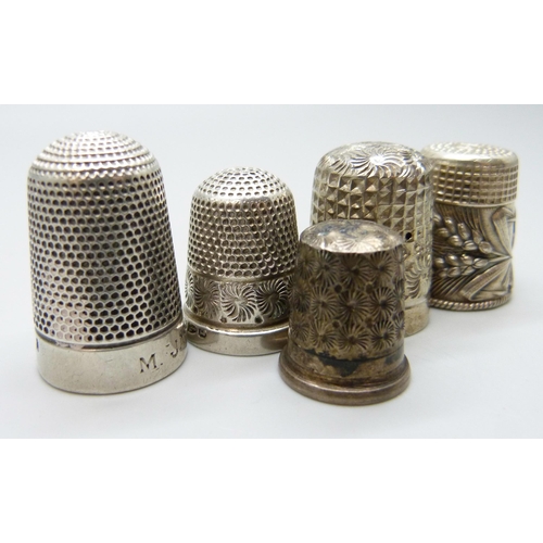 7123 - Five silver thimbles, 24g