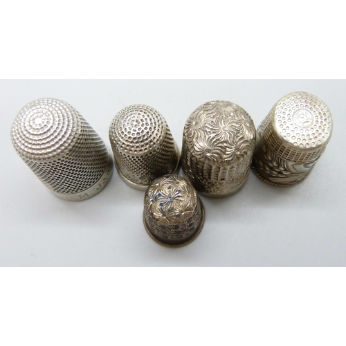 7123 - Five silver thimbles, 24g