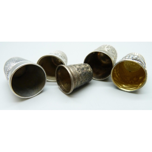 7123 - Five silver thimbles, 24g