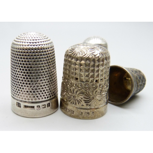 7123 - Five silver thimbles, 24g