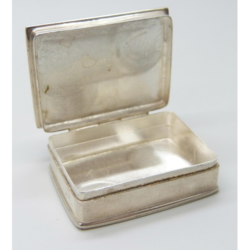 7128 - A silver and Blue John set pill box, 27g, 3.6 x 2.8cm