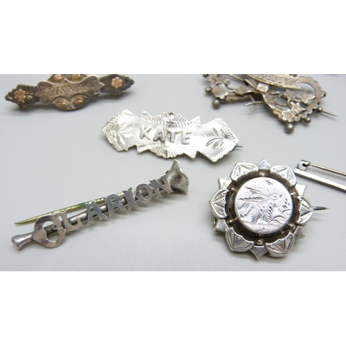 7130 - Victorian and later brooches, eight silver examples and two white metal, some lacking pins, 33g